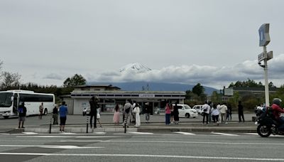 日本富士山「網紅便利店」黑布封擋沒得拍 遊客進攻最新打卡位