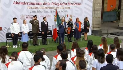 AMLO y Ana Gabriela Guevara abanderan a la delegación que representará a México en París 2024