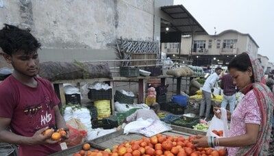 Tomato prices soar to Rs 100 per kg in Delhi markets after rains hit supply