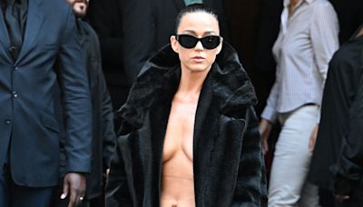Katy Perry en el desfile de Balenciaga con medias rotas y sin camiseta: todo lo que nos cuentan sus últimos ‘looks’