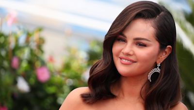 Selena Gomez Sparks Engagement Rumors in New Mirror Selfie