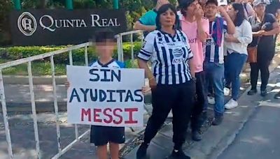 El enojo de Luis Suárez con una madre por cartel que sostenía un niño contra Messi