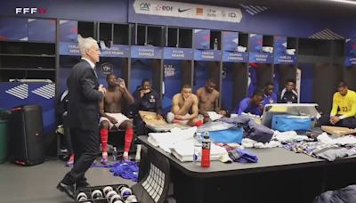 La imagen viral de Dembelé en el vestuario de Francia mientras Deschamps da una charla