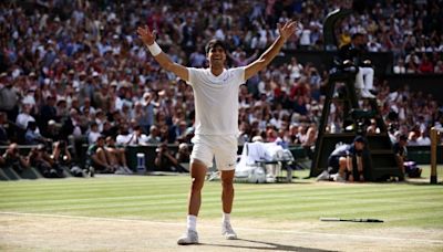 Tennis: l'Espagnol Carlos Alcaraz conserve son titre à Wimbledon après sa démonstration face à Novak Djokovic