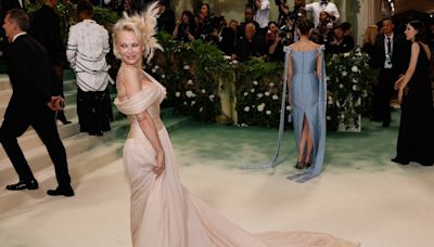 Pamela Anderson: Für ihre Met-Gala-Premiere trägt sie wieder Make-up