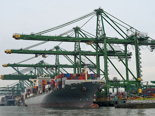 Singapore Endures More Port Delays as 90% of Container Ships Arrive Late