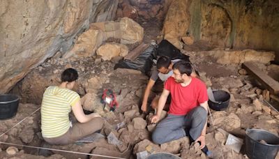 Un día en la excavación arqueológica de la Cova Foradà de Oliva