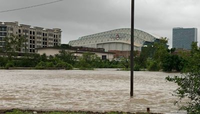 Huracán Beryl deja 2 muertos en su paso por Houston, Texas