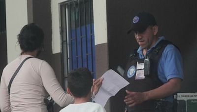 ‘Tengo días en que no puedo respirar bien. Vine a hacerme atender porque no aguanto’: infecciones respiratorias causan estragos en estudiantes y oficinistas en Guayaquil