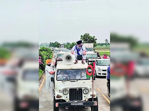 Farmers felicitate Navdeep Singh Jalbera at Shambhu border after failed attempt to reach Ambala | Chandigarh News - Times of India