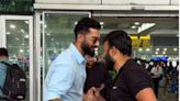 Tauba Tauba Fever: Vicky Kaushal Gives A Thumbs Up To Paparazzo's Killer Moves At Airport - News18