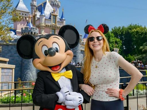 Lindsay Lohan curte a Disneylandia em família