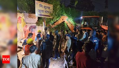 2 Killed, Two Injured In Wall Collapse Near Mahakal Temple | Indore News - Times of India