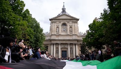 Policía parisina retira de la Sorbona a manifestantes propalestinos