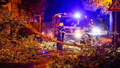 Unwetter wütet über Deutschland: Zugverspätungen, Verletzte