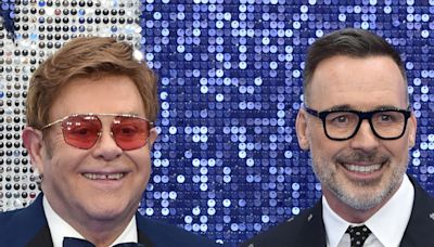 El marido de Elton John tuvo un ataque de ansiedad al ver el nuevo documental del cantante