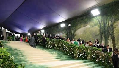 Una alfombra de inspiración prerrafaelita da la bienvenida a los invitados de la Met Gala 2024