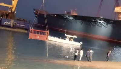 二度翻覆！伊朗巡防艦沉沒港中 技師無奈站「船底」畫面曝光