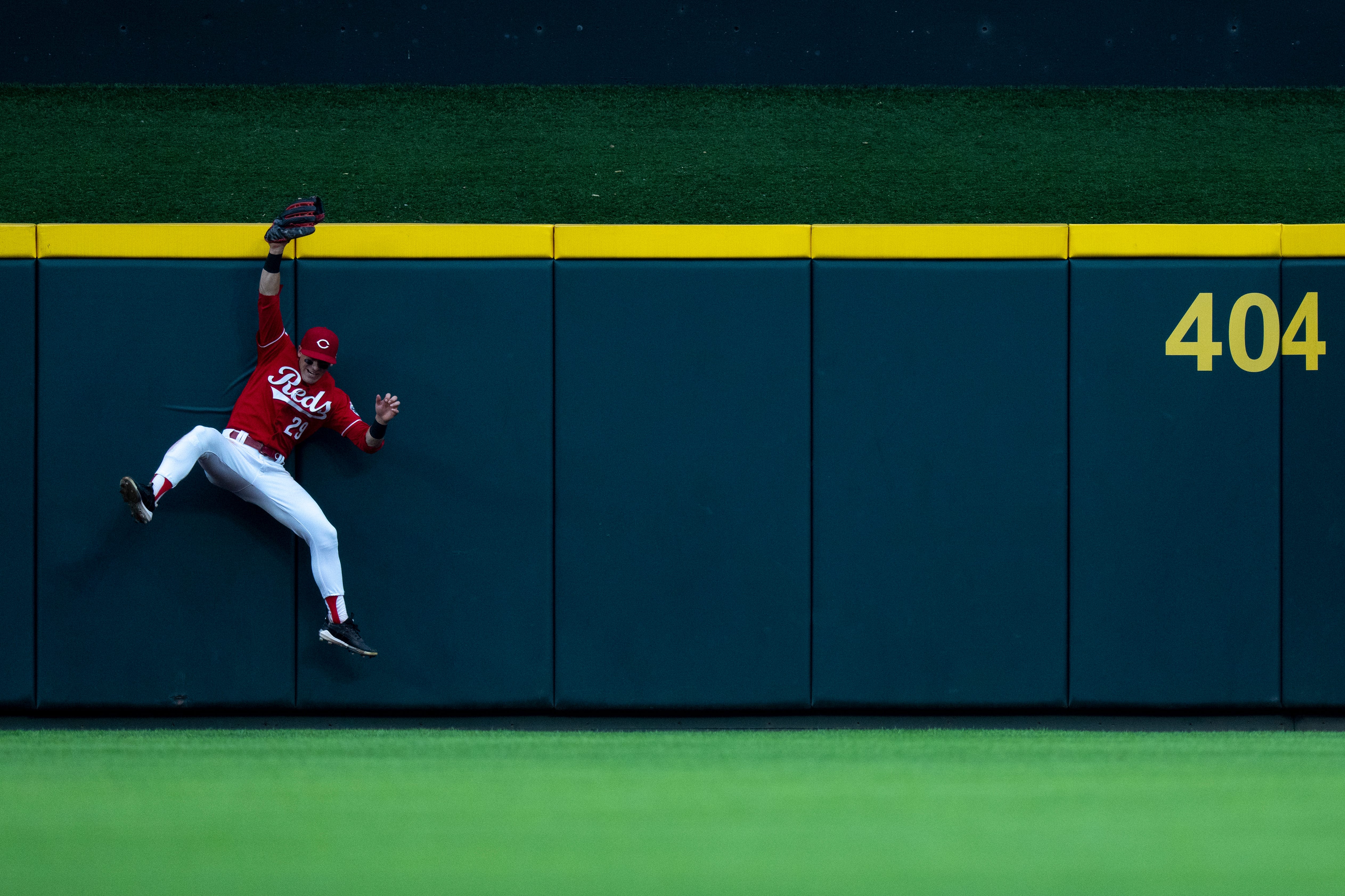 How Cincinnati Reds practice what they reach over outfield walls around MLB | Press Box Wag