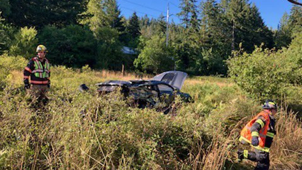 5 car crash in Renton injures 3, starts brush fire