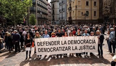 Unas 500 personas piden en Zaragoza parar la "máquina del fango" y muestran solidaridad con Sánchez