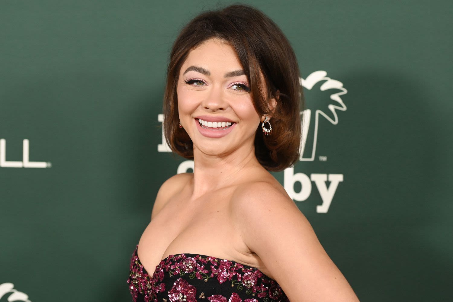 Sarah Hyland Just Revealed Her Go-to Airport Outfit — Plus, 5 Things She Doesn’t Travel Without