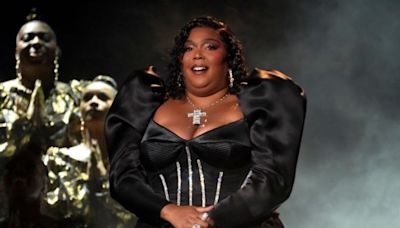 Lizzo Is Supa Dupa Fly, Goes Full-On Missy At The ‘Out Of This World’ LA Tour Stop