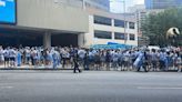 Copa América: el banderazo de los hinchas argentinos frente al hotel donde se hospeda la selección