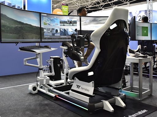 曜越 GR500 白色賽車模擬器於 COMPUTEX 2024 亮相