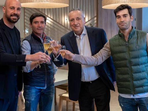 El Villarreal celebra su brindis de permanencia y mantiene el recuerdo a Llaneza