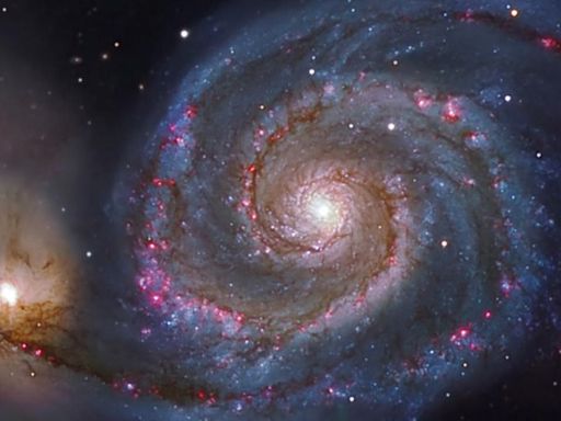 La Galaxia Remolino se ha moldeado por el paso repetido de una galaxia satélite