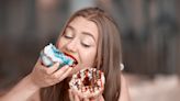 Comer alimentos azucarados altos en grasa aumenta el antojo por lo dulce