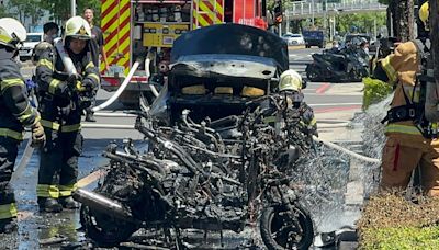 高雄男停車壓到電池 下一秒燃起大火「燒一整排車」恐怖畫面曝