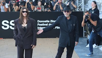 Tim Burton aparece por sorpresa en San Sebastián junto a Mónica Bellucci