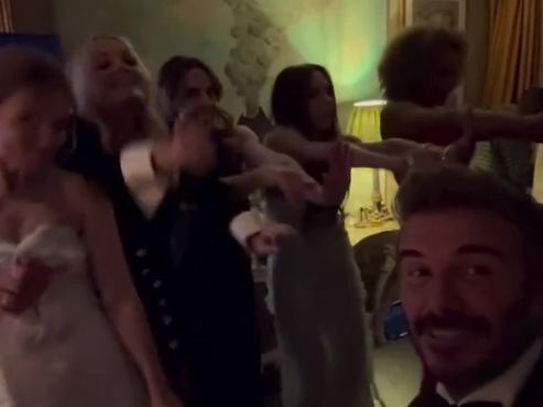 Victoria Beckham celebra su 50 cumpleaños con una gran fiesta a la que acude en muletas