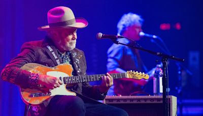 Robert Earl Keen keeps the party going forever at Nashville's Ryman Auditorium