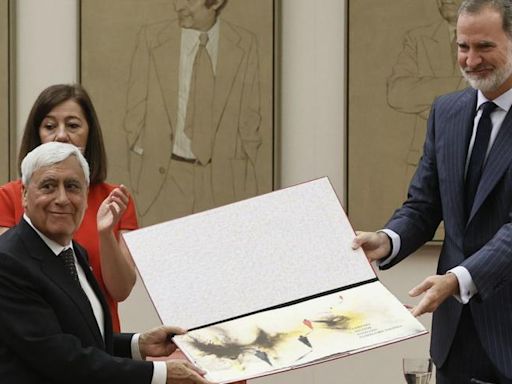 Felipe VI premia con una obra de Tamargo los valores democráticos