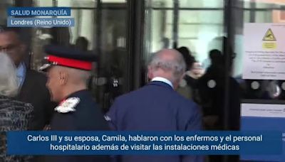 Carlos III dice estar bien al visitar a enfermos de cáncer en su regreso a actos públicos