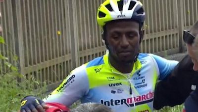 El drama de Biniam Girmay en el Giro: KO tras dos caídas en cuatro kilómetros
