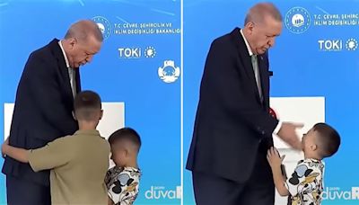 影／男童忘獻吻…土耳其總統「當眾呼巴掌」 全場怒：非第一次