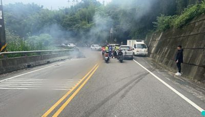 三峽台七乙衝撞休旅車！機車起火燒成廢鐵 騎士命危搶救中