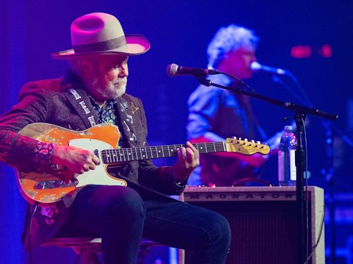 Robert Earl Keen keeps the party going forever at Nashville's Ryman Auditorium