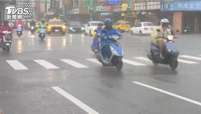 高雄藤枝聯外道路落石滾滾 南市雷雨狂炸