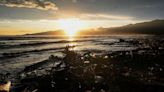 En fotos: una alfombra de basura y plásticos cubre las paradisíacas playas de Centroamérica