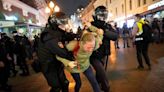 Más de 1,000 detenidos en protestas en Rusia contra la movilización militar de reservistas