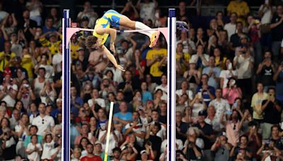 El sueco Armand Duplantis se eleva por encima de los 6,25 y bate el récord del mundo de salto con pértiga