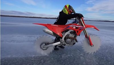 ¿Qué tal una Honda CRF250R con hojas de sierra en lugar de sus ruedas para despedir el invierno?