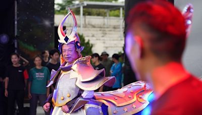 紙風車彩排「唐吉軻德大戰雷火」 嘉義縣長翁章梁變裝體驗！大讚演員敬業