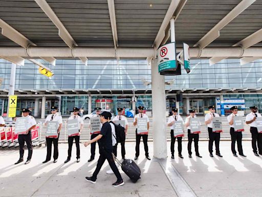 Air Canada Plans for Shutdowns If Deal With Pilots Isn't Reached