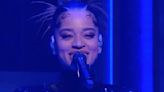 Ella Mai Performs Sultry Medley of ‘DFMU,’ ‘Leave You Alone’ on ‘Fallon’